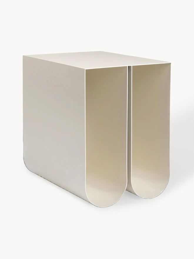 Stolik pomocniczy z metalu Curved