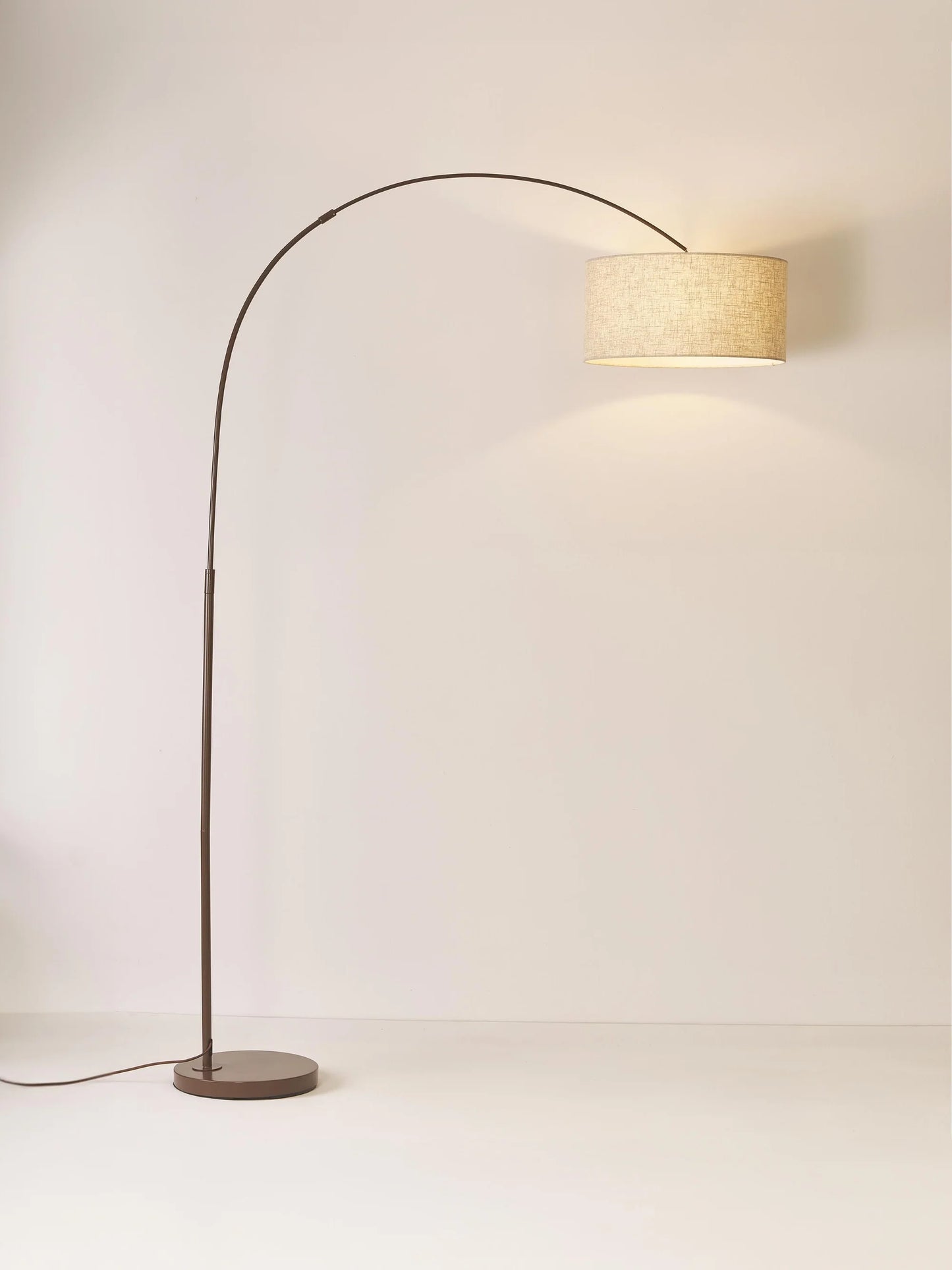 Lampa podłogowa w kształcie łuku Niels