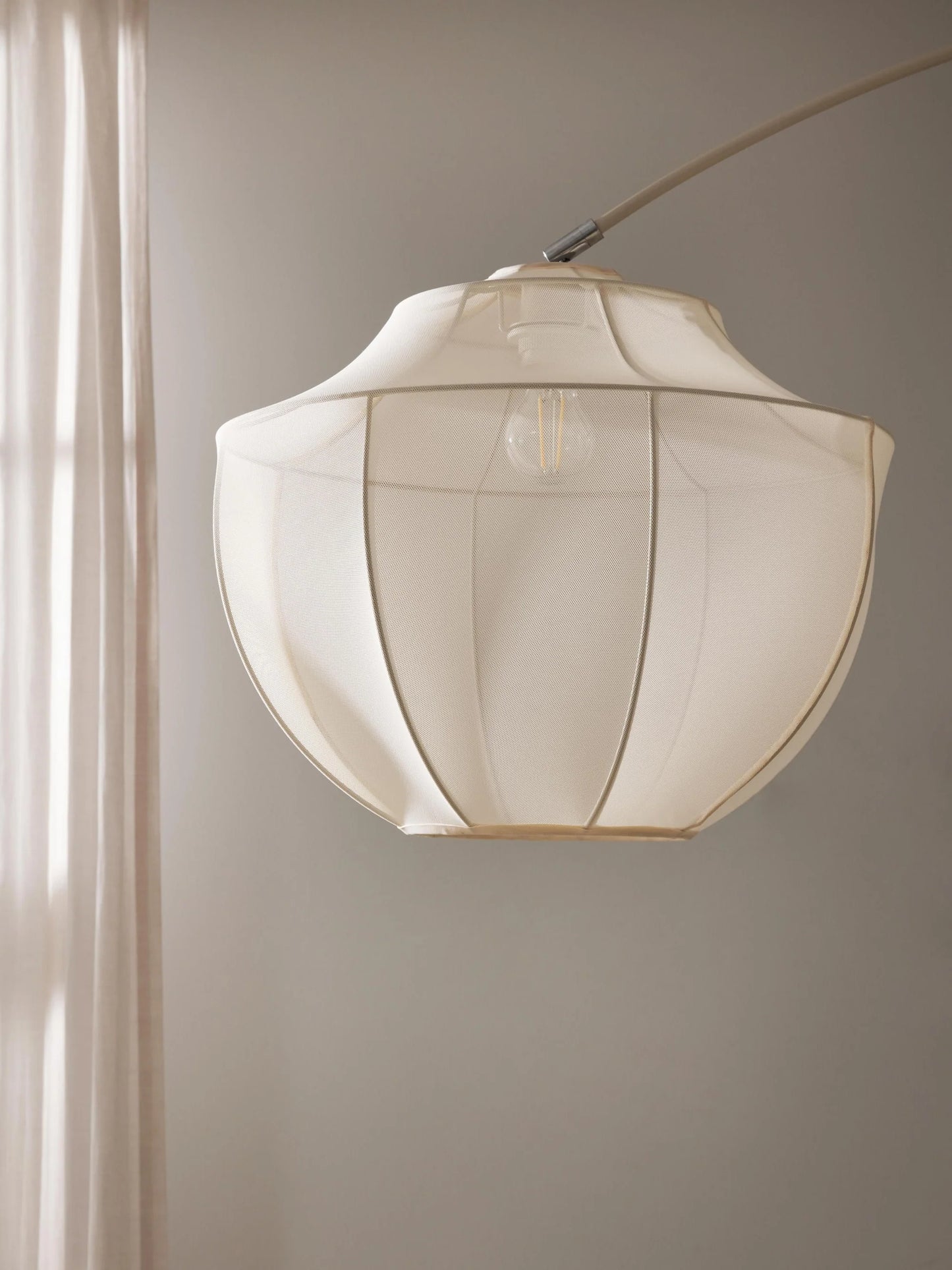Lampa podłogowa łukowa z siateczki Beau