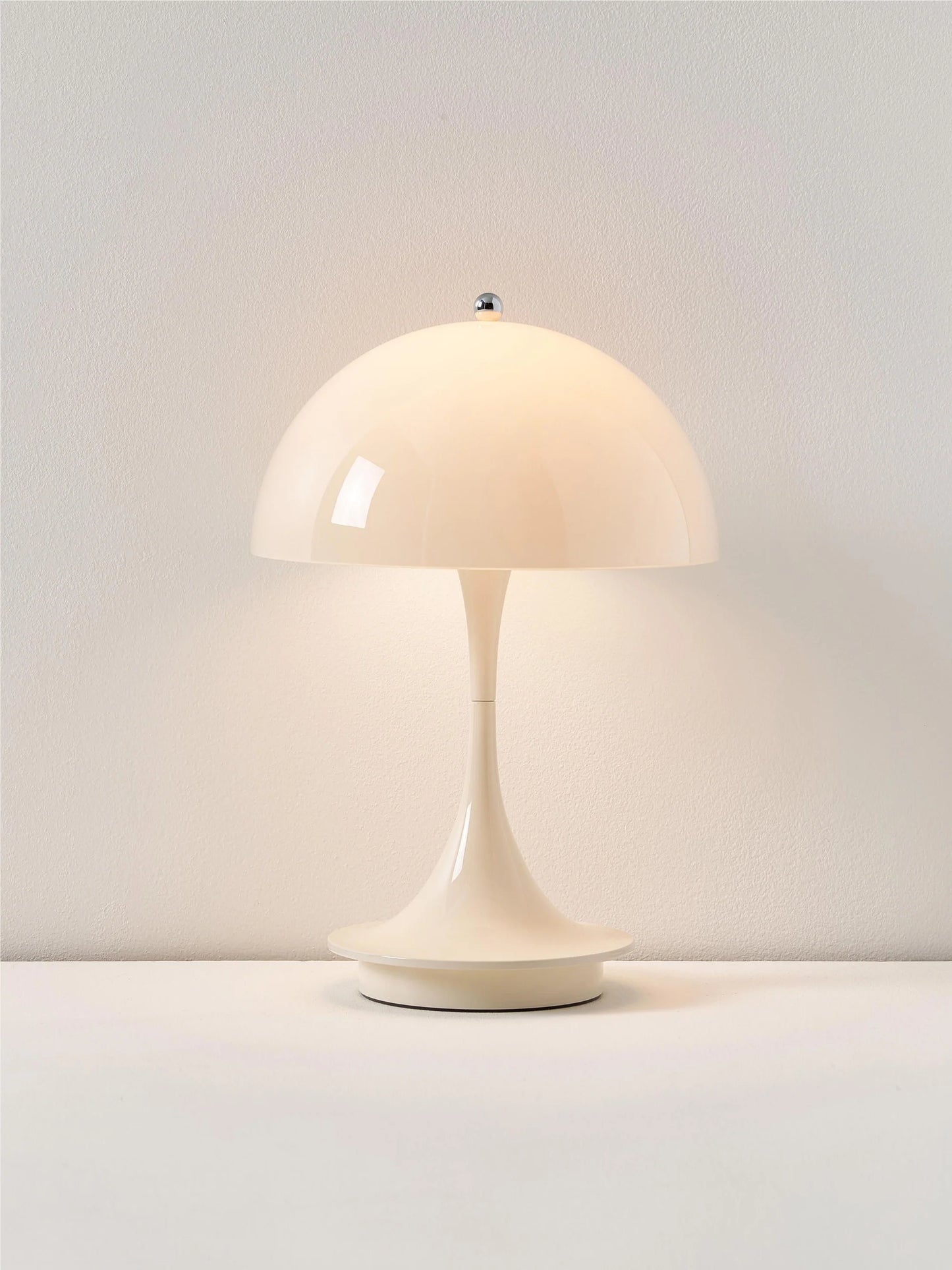 Przenośna lampa stołowa LED Panthella 160, projekt Verner Panton