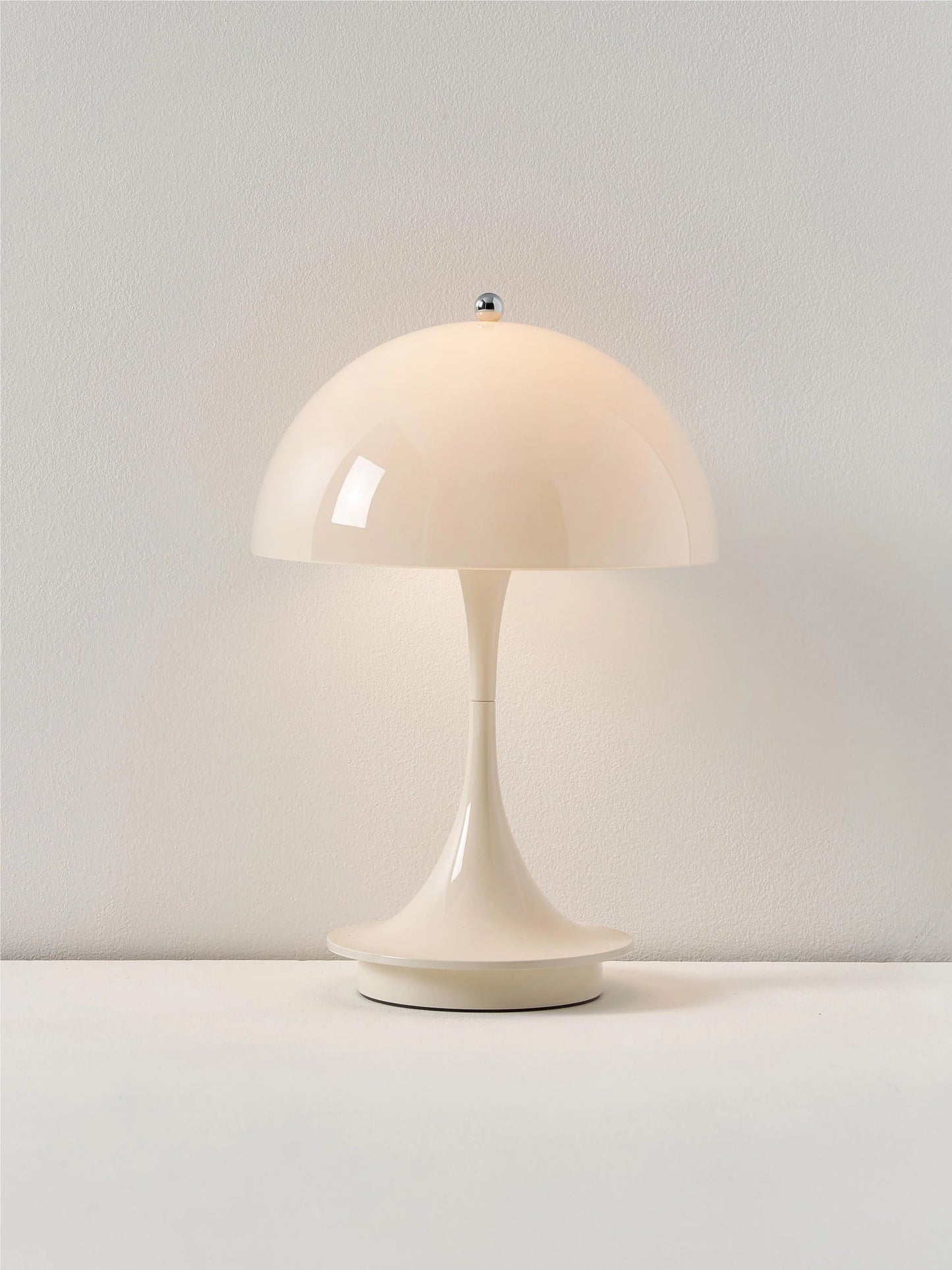 Przenośna lampa stołowa LED Panthella 160, projekt Verner Panton