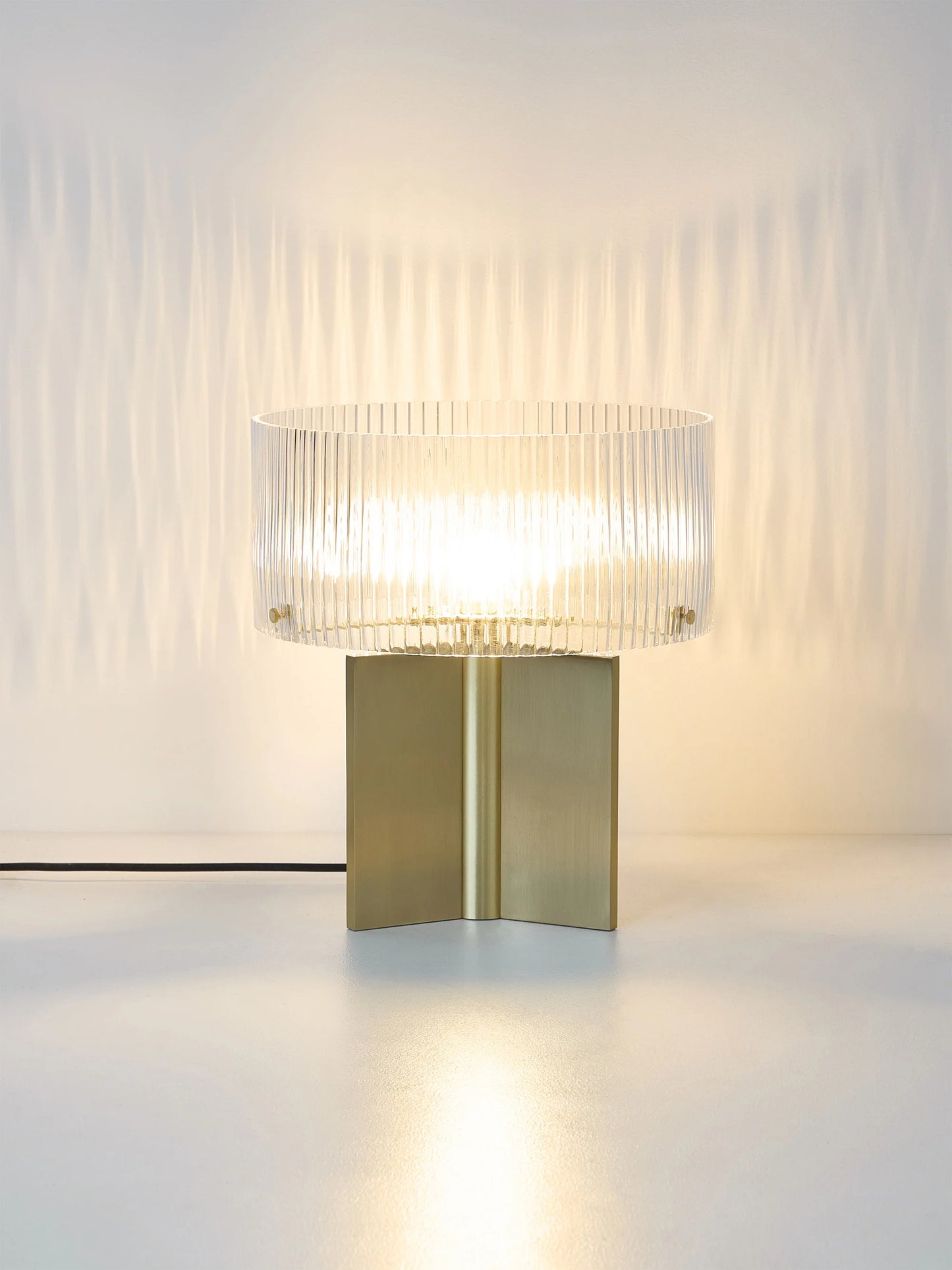 Lampa stołowa ze szkła z ryflowanym wzorem Emmi