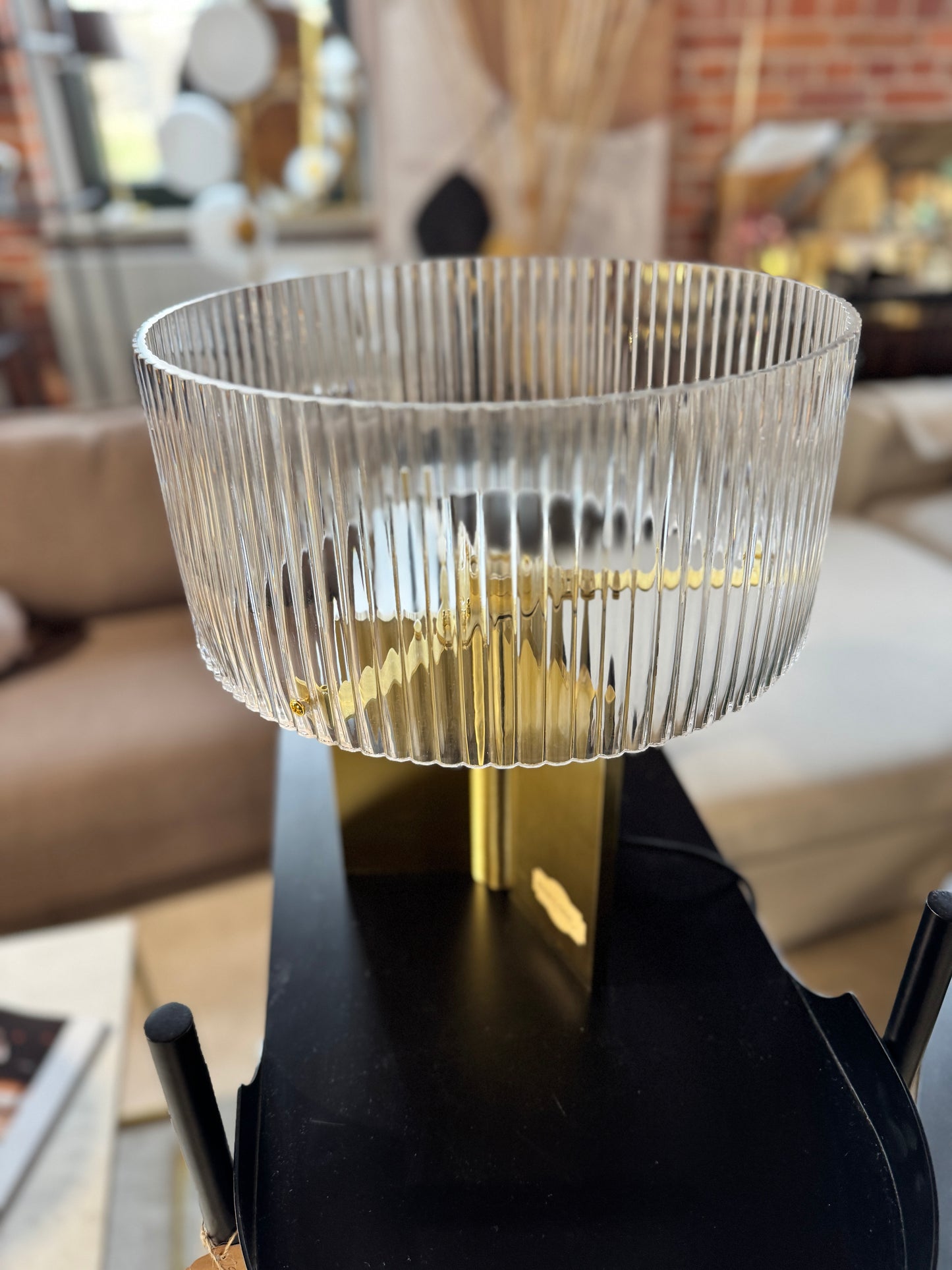 Lampa stołowa ze szkła z ryflowanym wzorem Emmi