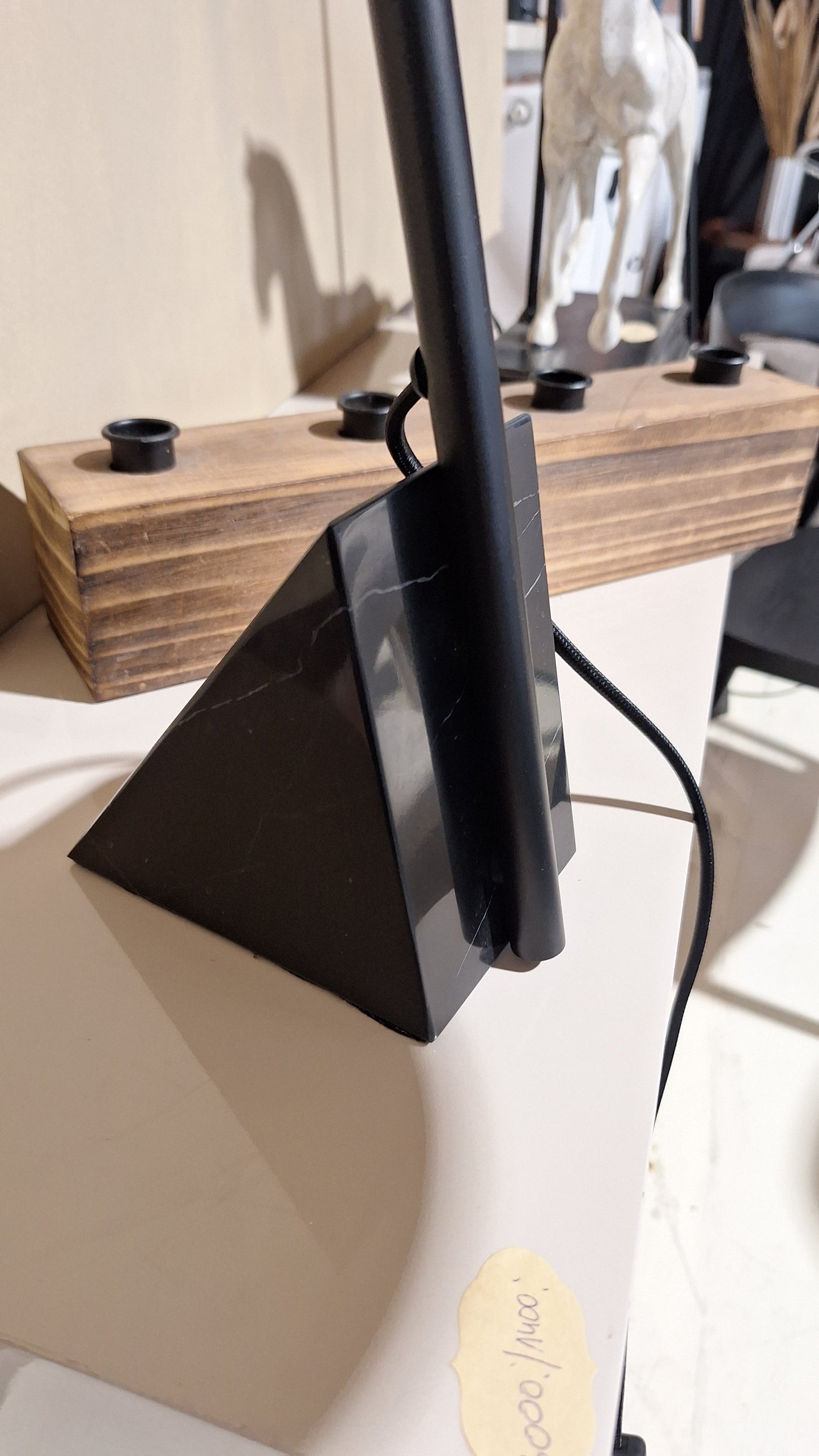 Lampa stołowa z marmurową podstawą Reyna