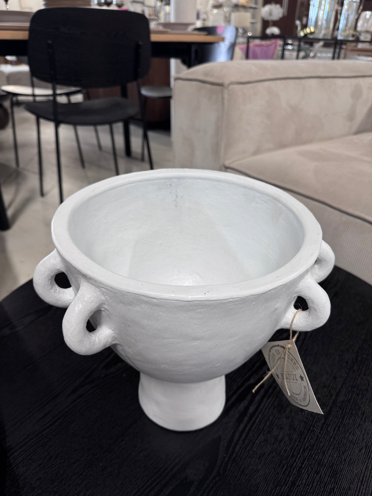 Biała ceramiczna osłonka na doniczkę