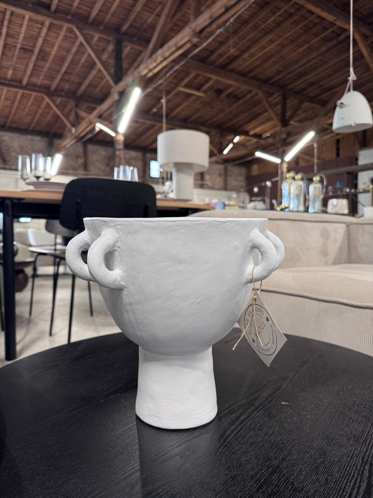 Biała ceramiczna osłonka na doniczkę